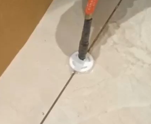 浦东瓷砖空鼓维修公司专业解答瓷砖在铺贴过程中，如果没有涂抹均匀到位的粘结材料（如水泥砂浆或瓷砖胶），可能会导致以下问题