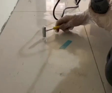 浦东瓷砖开裂维修公司专业分享瓷砖在铺贴前如果没有沥干水分，将会导致以下问题